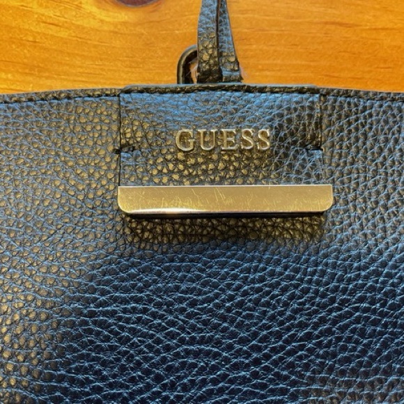 Guess two in one handbag….plus the inside bag is reversible - Picture 4 of 15